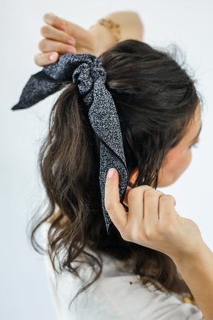 Upbeat Speckled Scrunchie Scarf In Black