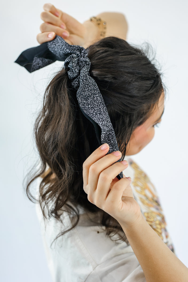 Upbeat Speckled Scrunchie Scarf In Black