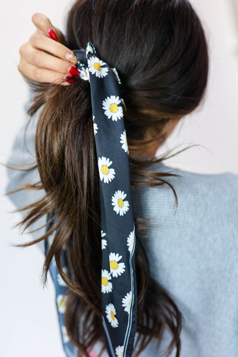 Smell The Daisies Scrunchie Scarf In Black